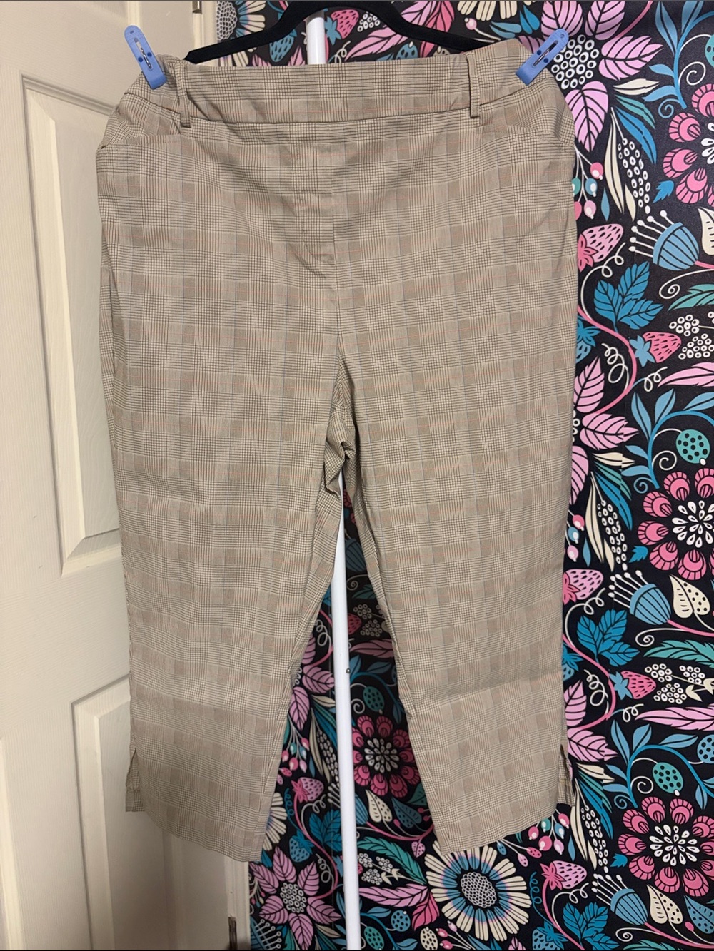 Penningtons Beige Plaid Cropped Dress Pants